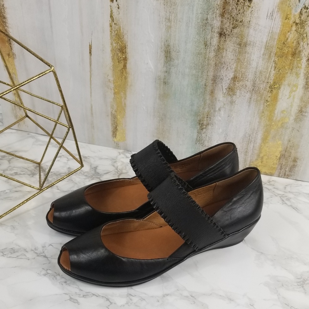 Gentle Souls Leather Low Wedge Elastic Strap Flat